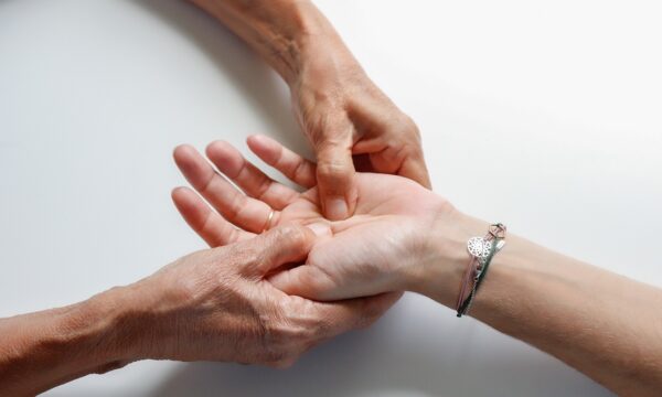 hand-massage-7440712_1280